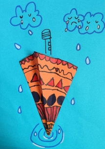 作品名称：《雨中的小橙伞》作者：阳周艺 6岁 指导教师：樊儒艺